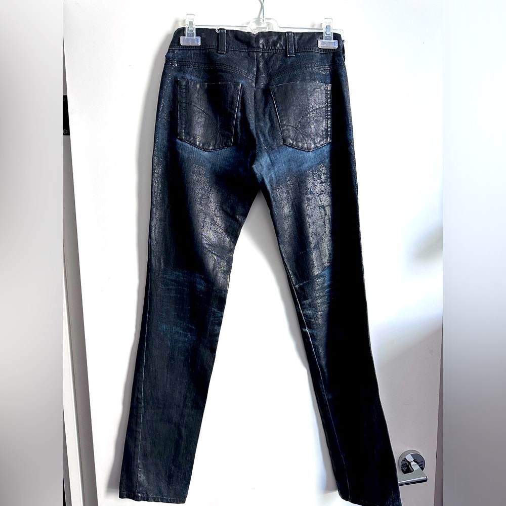 Mid rise jeans. Size 27. Length 34. Great condition.